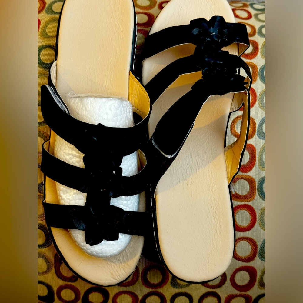 Light as a feather and super comfy sandal with flower design. Size 10